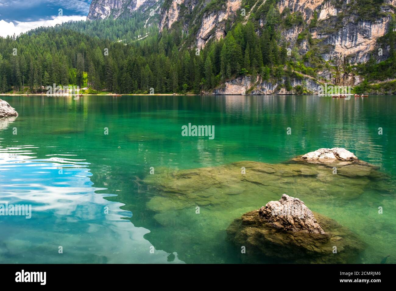 Il magico lago di Braies. Il corpo d'acqua smeraldo riflette la foresta e le montagne circostanti. Tyro Sud. Italia. Europa Foto Stock