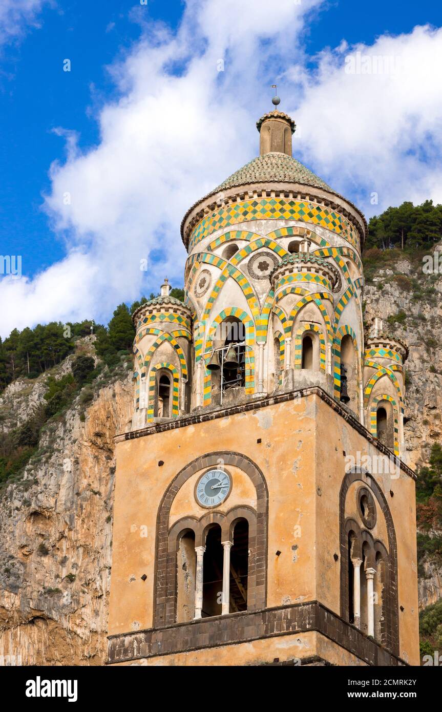 Primo piano del campanile, della Cattedrale di Amalfi (Cattedrale di Sant'Andrea/Duomo di Amalfi). Il tetto è coperto da tipiche maioliche verdi comuni a Sou Foto Stock