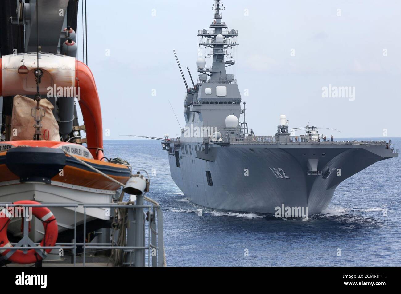 ISE JS (DDH 182) Ci si avvicina a USNS Charles Drew (T-AKE-10) per il rifornimento in mare 160419 Foto Stock