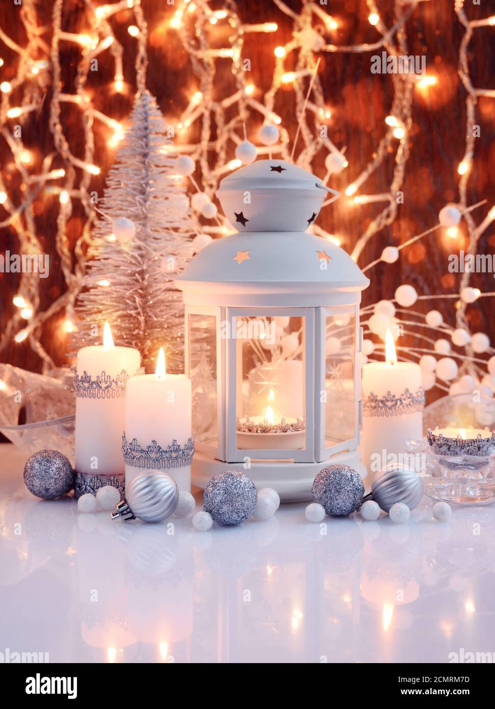 Composizione natalizia con lanterna, candele e decorazioni natalizie.  Biglietto d'auguri per Natale o Capodanno Foto stock - Alamy