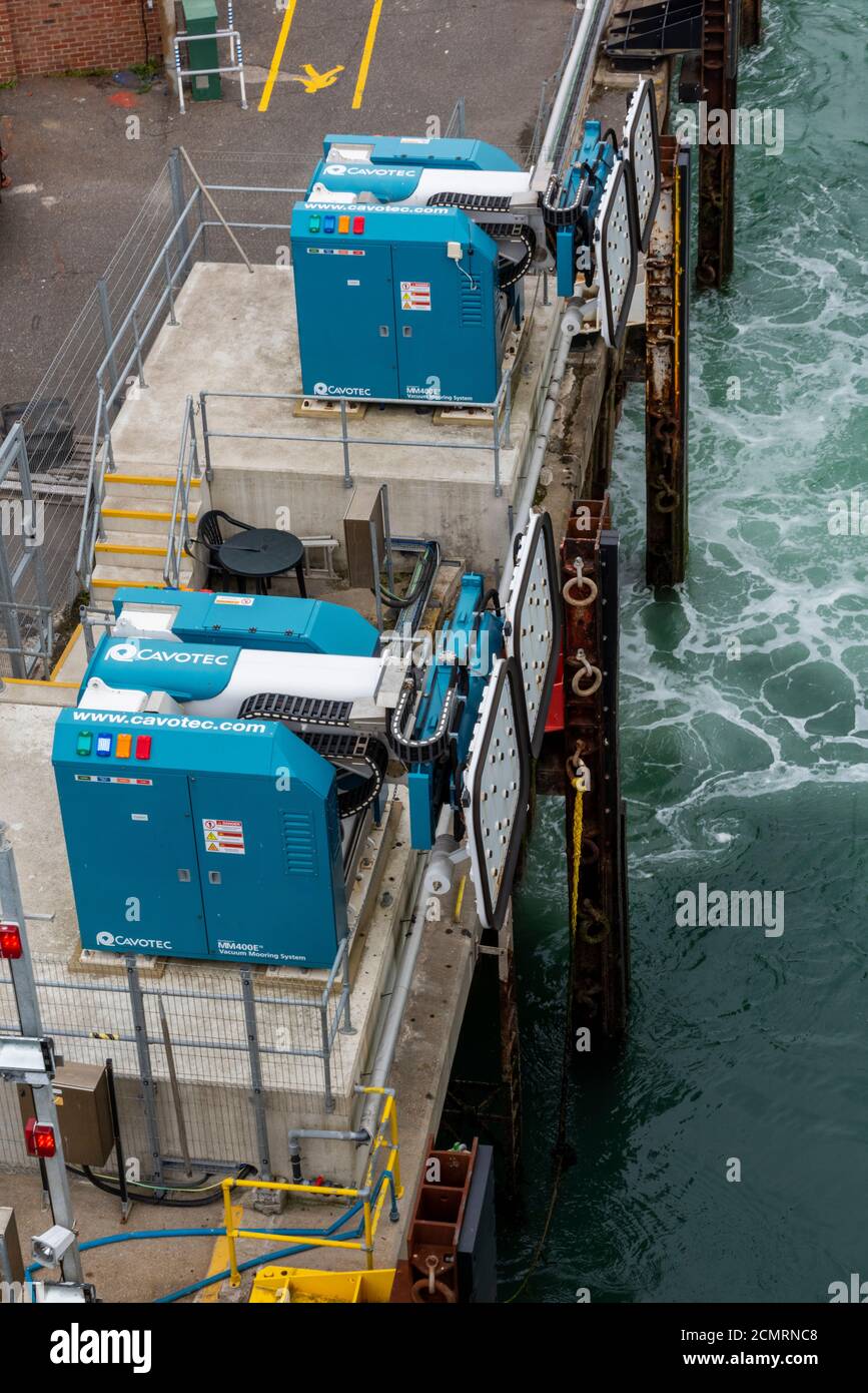 dispositivi automatici di ormeggio o ormeggio pnewmatic cavotec presso il terminal dei traghetti wirhtlink a portsmouth, regno unito Foto Stock