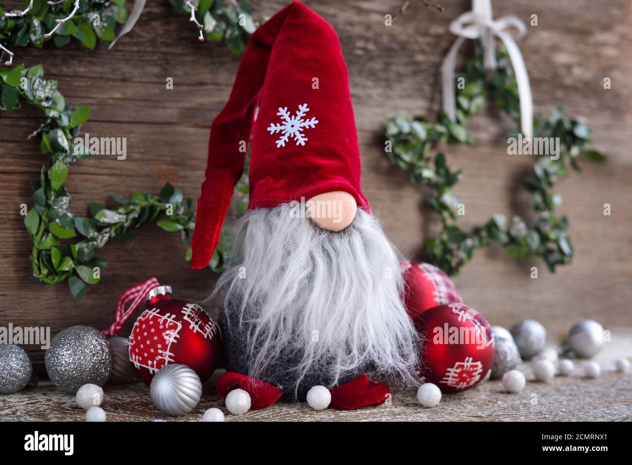 Composizione natalizia con gnomo e decorazioni festive su sfondo ligneo.  Biglietto d'auguri per Natale o Capodanno Foto stock - Alamy