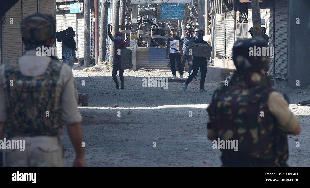 Scontri e violenze a batamaloo a Srinagar, Kashmir. Foto Stock