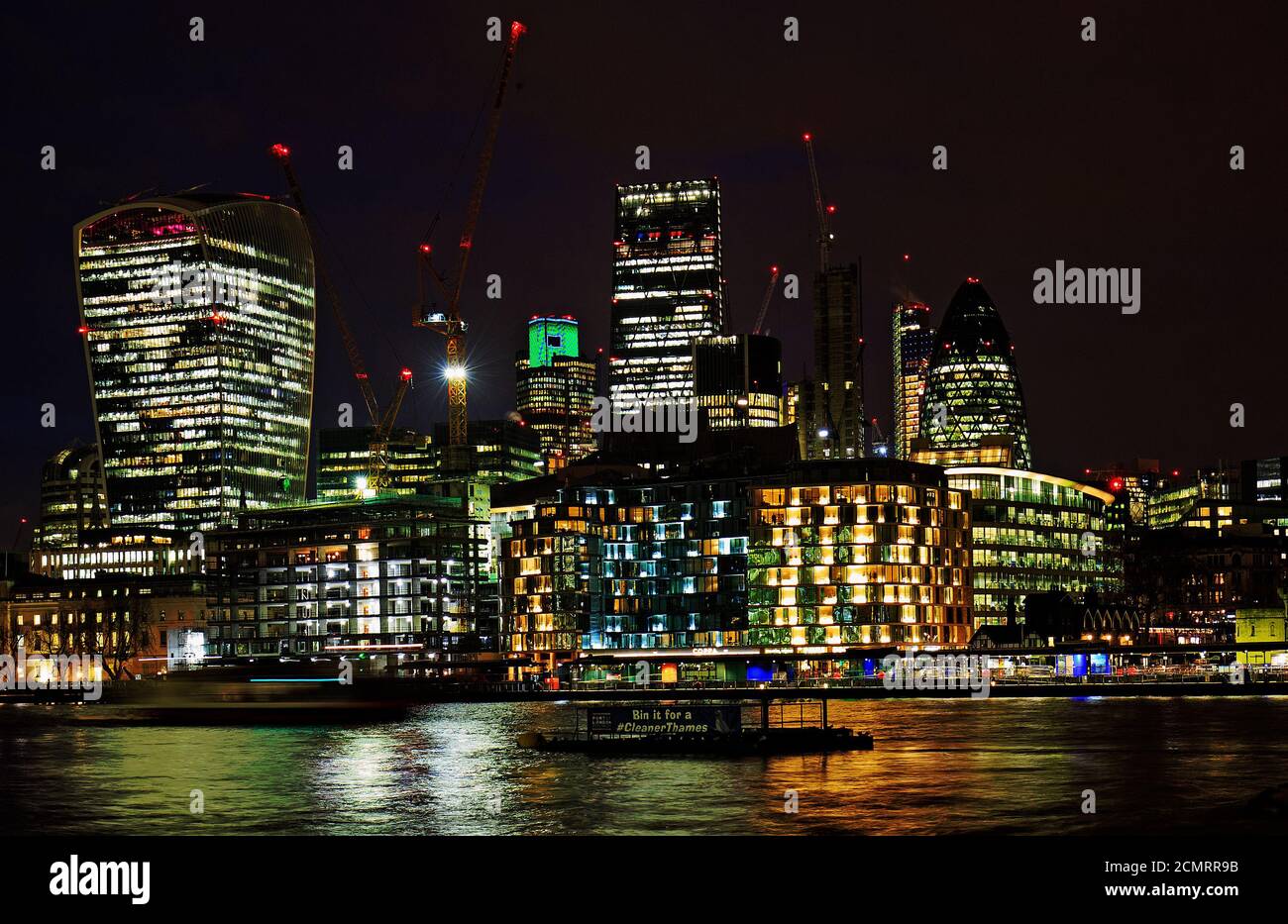 Il Tamigi è illuminato di notte con molti edifici iconici, Londra, Regno Unito Foto Stock