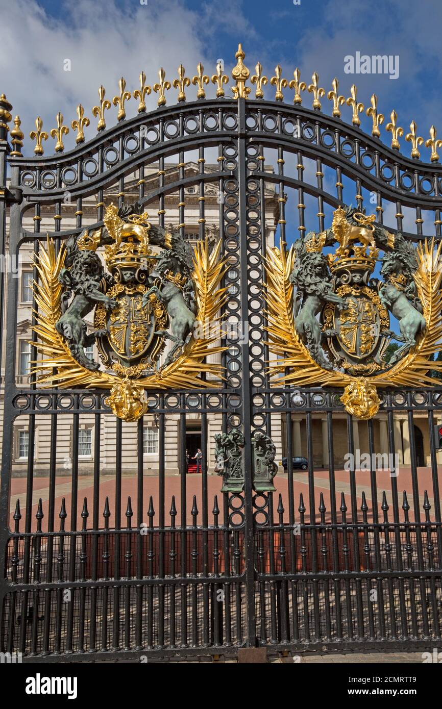 Il Gates fuori Buckingham Palace con la Gold Crest of ERII Foto Stock