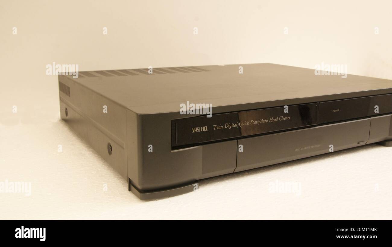 Lettore di videocassette. Apparecchi per la riproduzione di nastri con  sistema di home video vintage e spazio per la copia Foto stock - Alamy