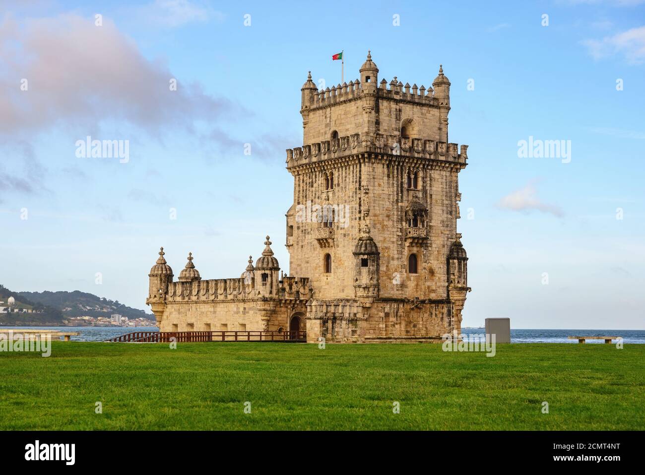 Lisbona portogallo skyline della città presso la Torre di Belem e il fiume Tago Foto Stock