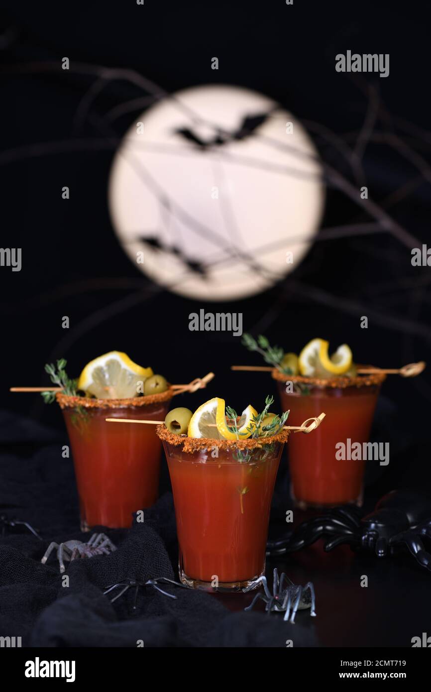 Michelada - cocktail alcolico messicano, succo di pomodoro, salsa piccante e spezie. Ottima idea per un Hallo Foto Stock