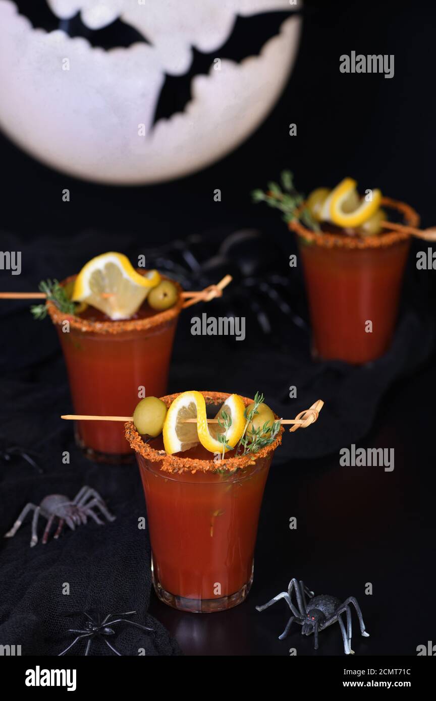 Michelada - cocktail alcolico messicano, succo di pomodoro, salsa piccante e spezie. Ottima idea per un Hallo Foto Stock