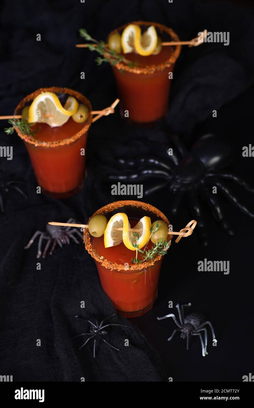 Michelada - cocktail alcolico messicano, succo di pomodoro, salsa piccante e spezie. Ottima idea per un Hallo Foto Stock