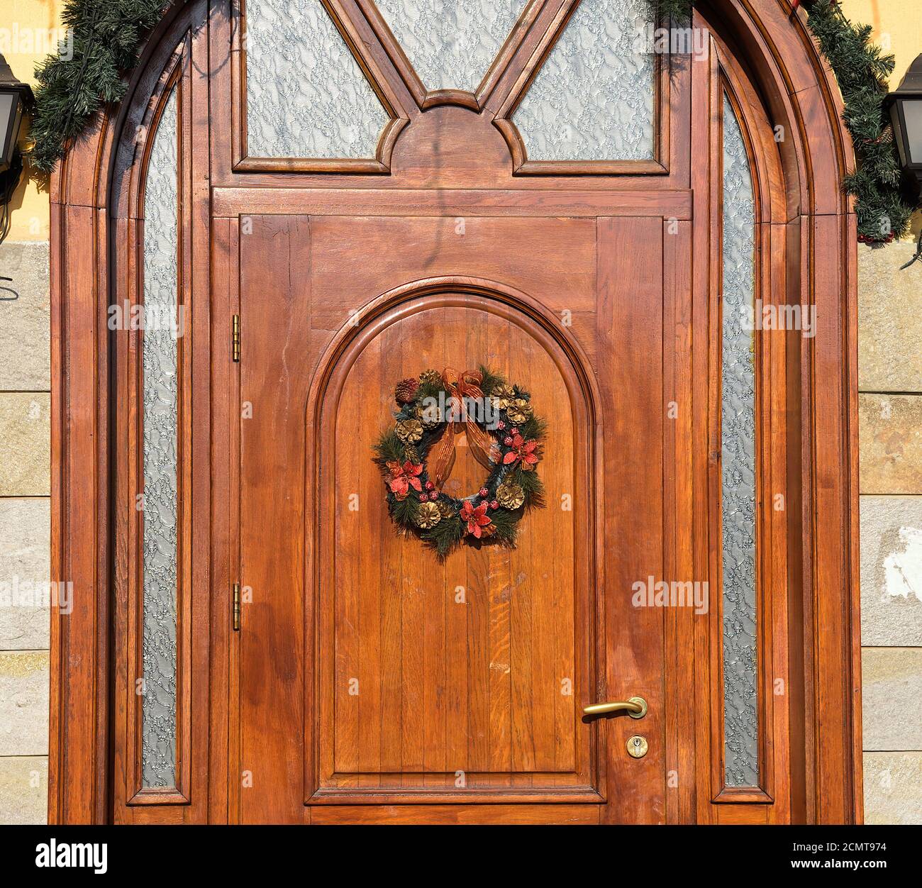 porta in legno decorata con corona di natale Foto Stock