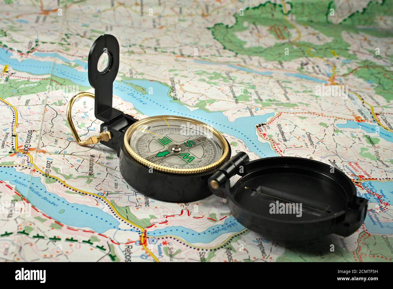 Bussola militare nera sulla mappa dettagliata Foto stock - Alamy