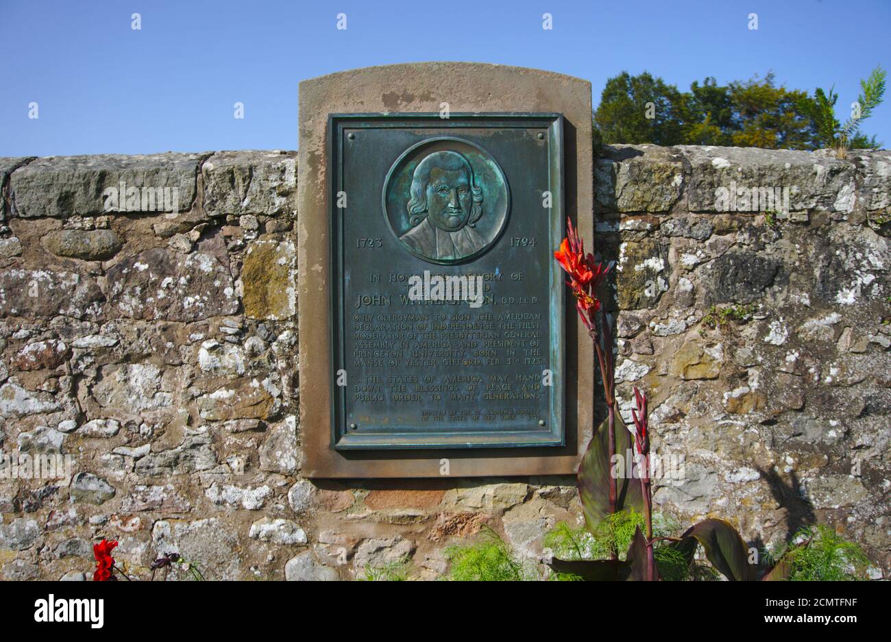 Lapide che commemora John Witherspoon, padre fondatore degli Stati Uniti, vicino alla chiesa parrocchiale di Yester nel suo luogo di nascita di Gifford, East Lothian. Foto Stock