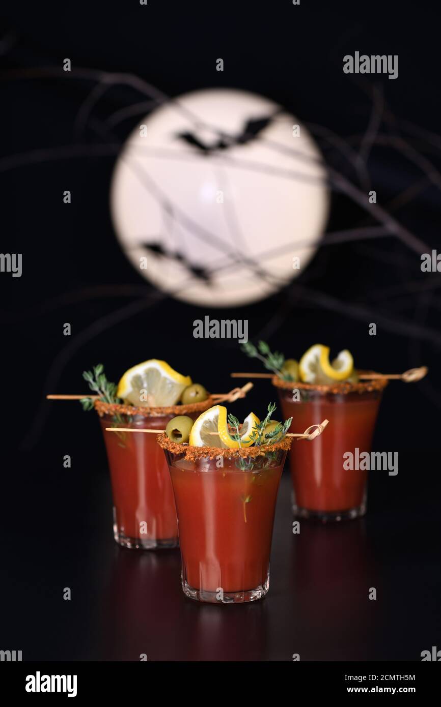 Michelada - cocktail alcolico messicano, succo di pomodoro, salsa piccante e spezie. Ottima idea per un Hallo Foto Stock