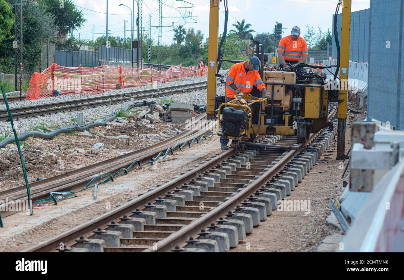 I lavoratori del settore ferroviario bullonatura via ferrovia Foto Stock