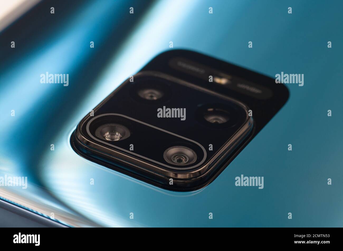 Telefono moderno blu con obiettivo a quattro fotocamere e primo piano con flash. Messa a fuoco selettiva Foto Stock