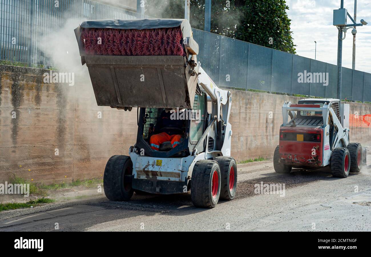 Tamburo fresante per mini escavatori fresatrici e spazzatrici. Fresatura asfalto per accessorio di ricostruzione stradale per minipala. Il Foto Stock