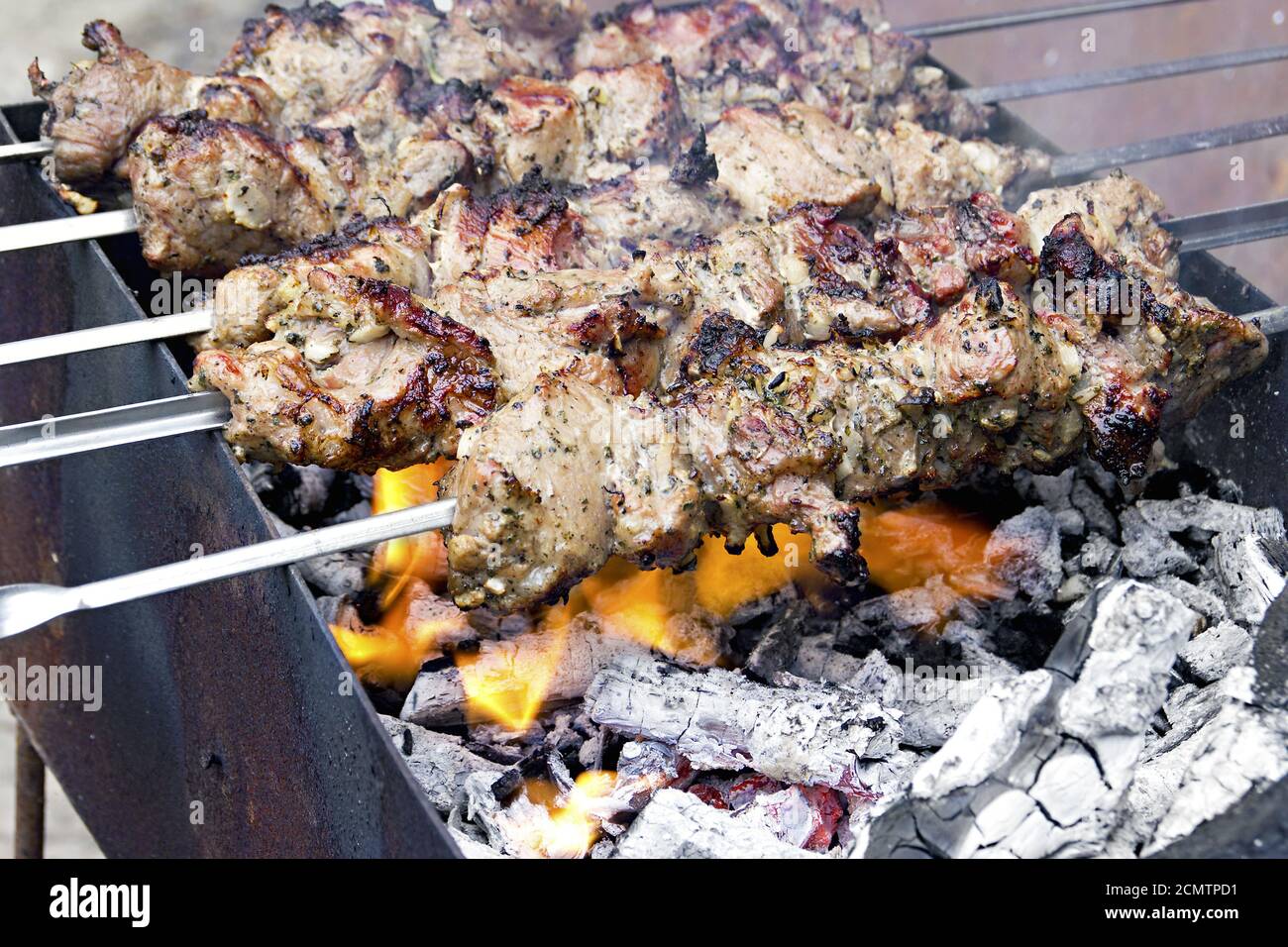 pezzi di carne arrostiti su uno spiedo su carbone Foto Stock