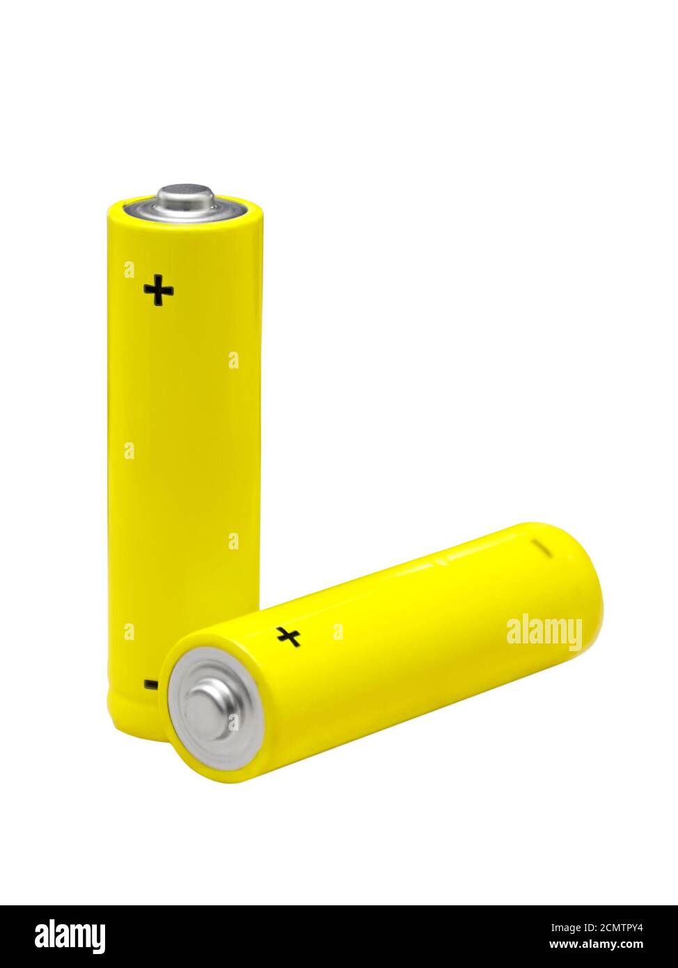 Due batterie AA gialle isolate su sfondo bianco Foto Stock