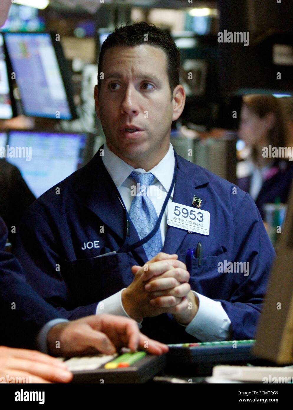 Il commerciante specializzato Joesph DePalma lavora sul pavimento della Borsa di New York, 27 ottobre 2008. Gli stock degli Stati Uniti sono caduti all'aperto lunedì, estendendo un'alloff mondiale innescata da più segnali di una profonda recessione globale. REUTERS/Brendan McDermid (STATI UNITI) Foto Stock