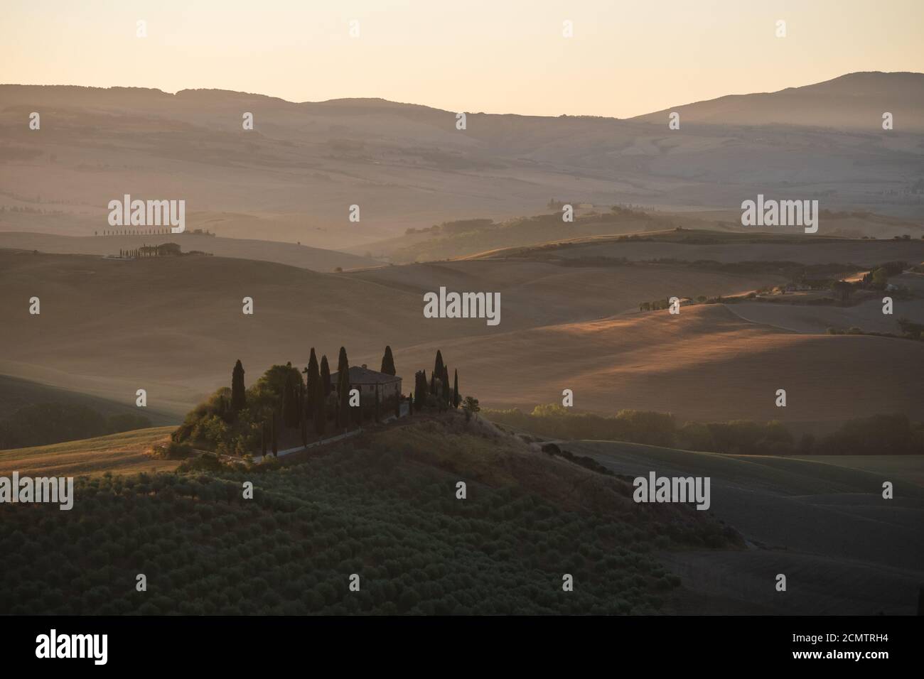 San Quirico d'Orcia - Agosto 20 2020: Podere Belvedere Villa in Val d'Orcia in Toscana, Italia all'alba o all'alba Foto Stock