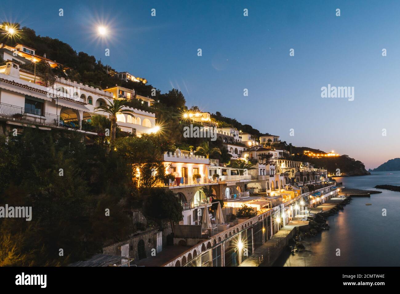 Riviera di San Montano a massa Lubrense, Italia di notte, tipica cittadina costiera della Penisola Sorrentina illuminata di sera Foto Stock