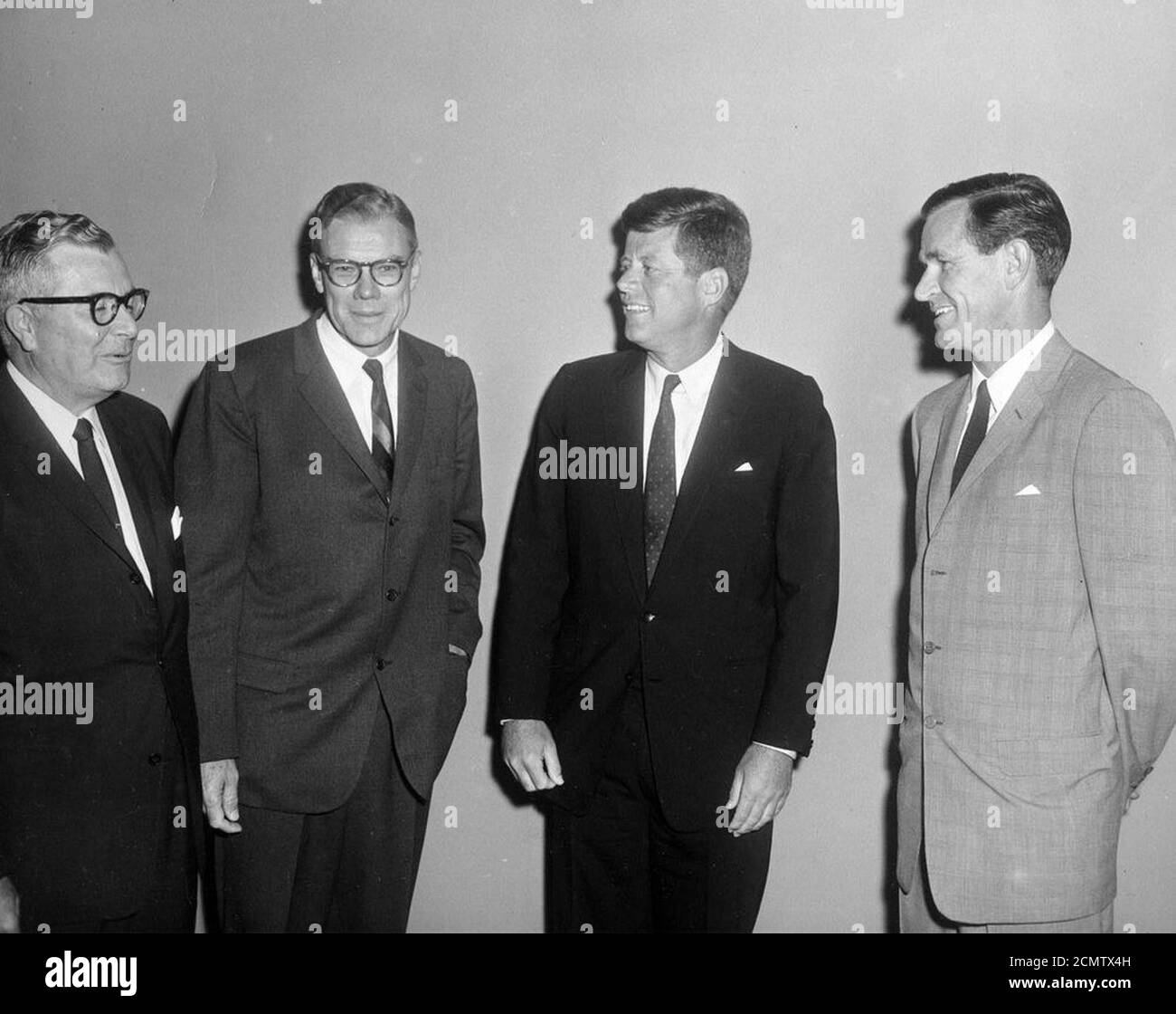 John F. Kennedy con J. Russell Wiggins, John W. Sweeterman e Phil Graham 1961. Foto Stock