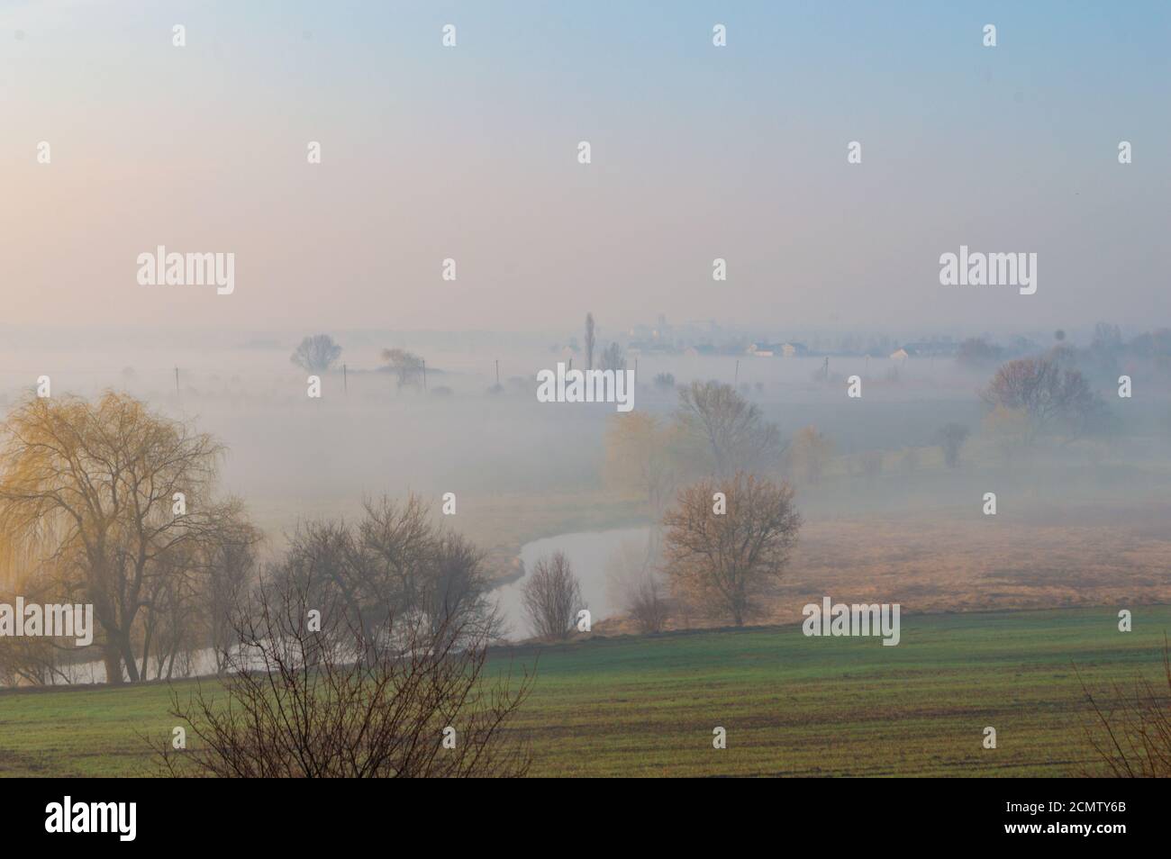 nebbia mattina nebbia foschia in campagna. alba tempo nel campo. fiume sotto mattina foschia Foto Stock