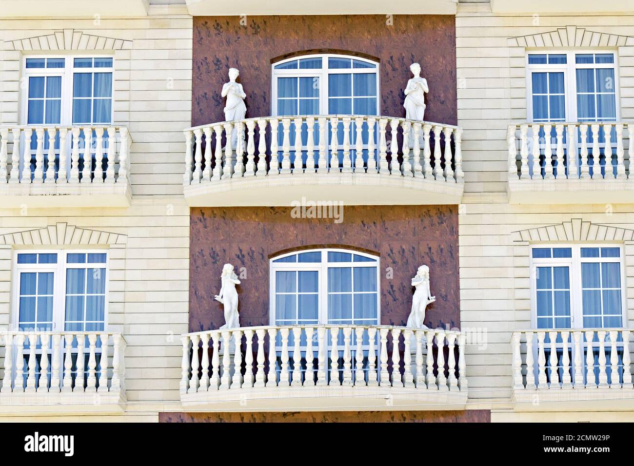 Sculture femmina sulla facciata del palazzo Foto Stock