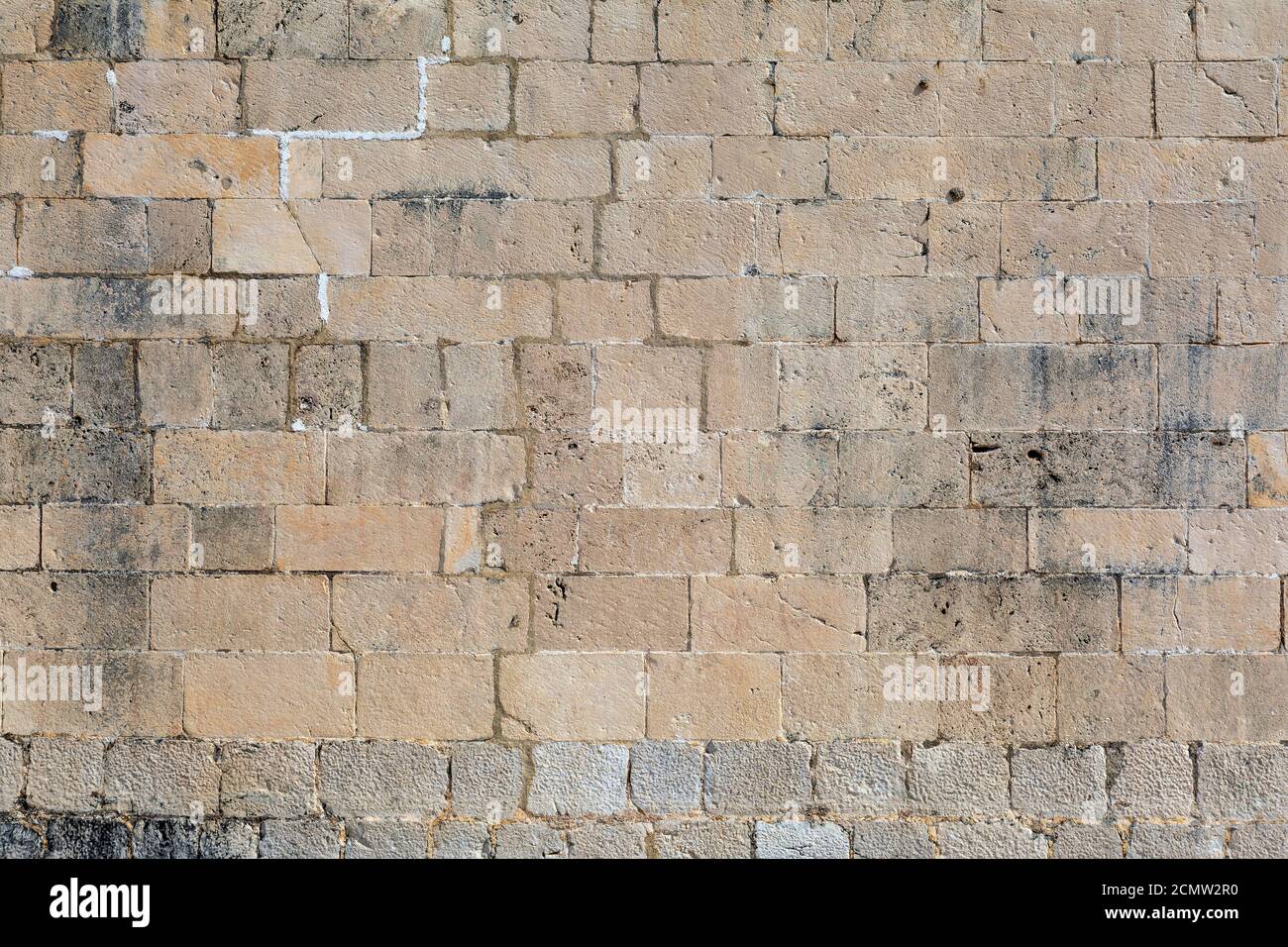 Dettaglio esterno di un vecchio edificio storico mediterraneo, facciata e strada con pareti in pietra. Foto Stock