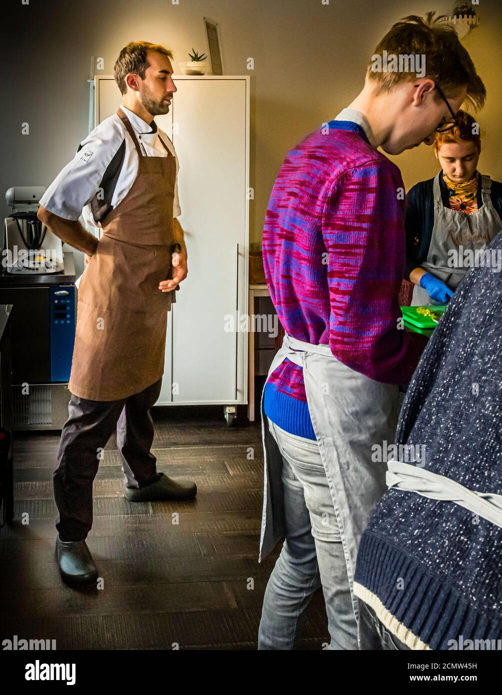 Laszlo Papdi spiega la tecnica di taglio in cucina durante un corso presso l'Istituto culinario di Budapest, Ungheria. L'atteggiamento interiore ed esteriore è importante per Laszlo Papdi non solo nella danza ma anche in cucina Foto Stock