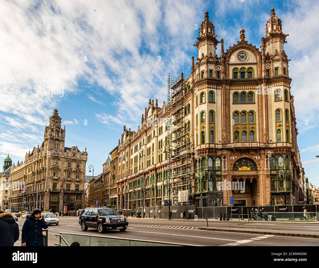 La casa di Brudern (Parisi Udvar) è stata commissionata dalla Budapest City Savings Bank e progettata dall'architetto tedesco Henrik Schmahl a Budapest, Ungheria Foto Stock