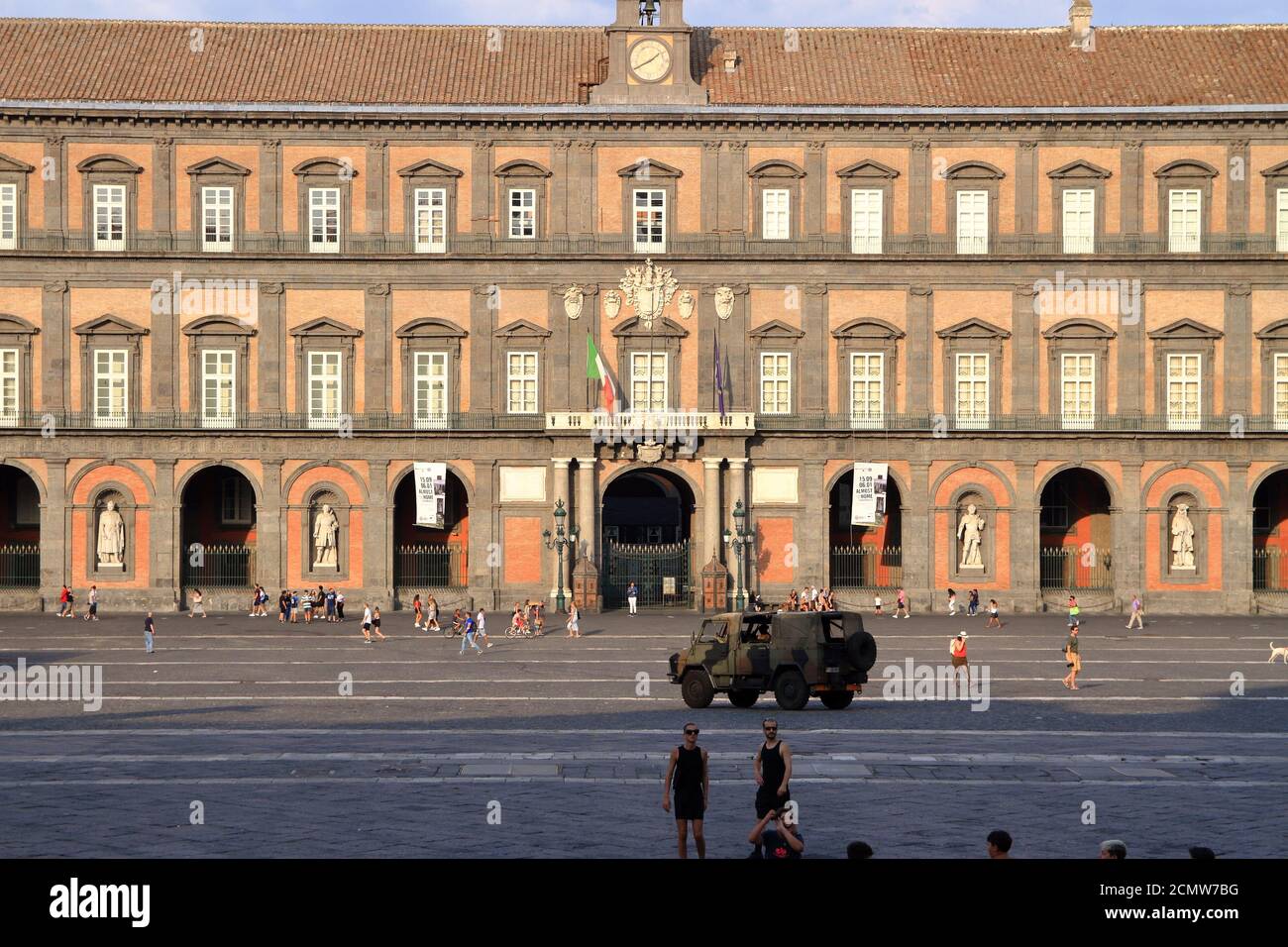 Palazzo reale visto dalla famosa Piazza del Plebiscito . Una delle