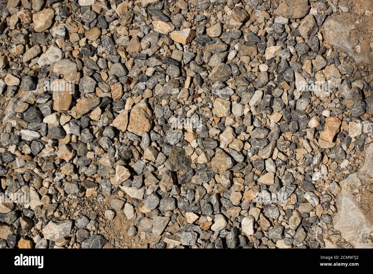 Sfondo di ciottoli multicolore. Pietra naturale. Trama ravvicinata di ciottoli. Foto Stock