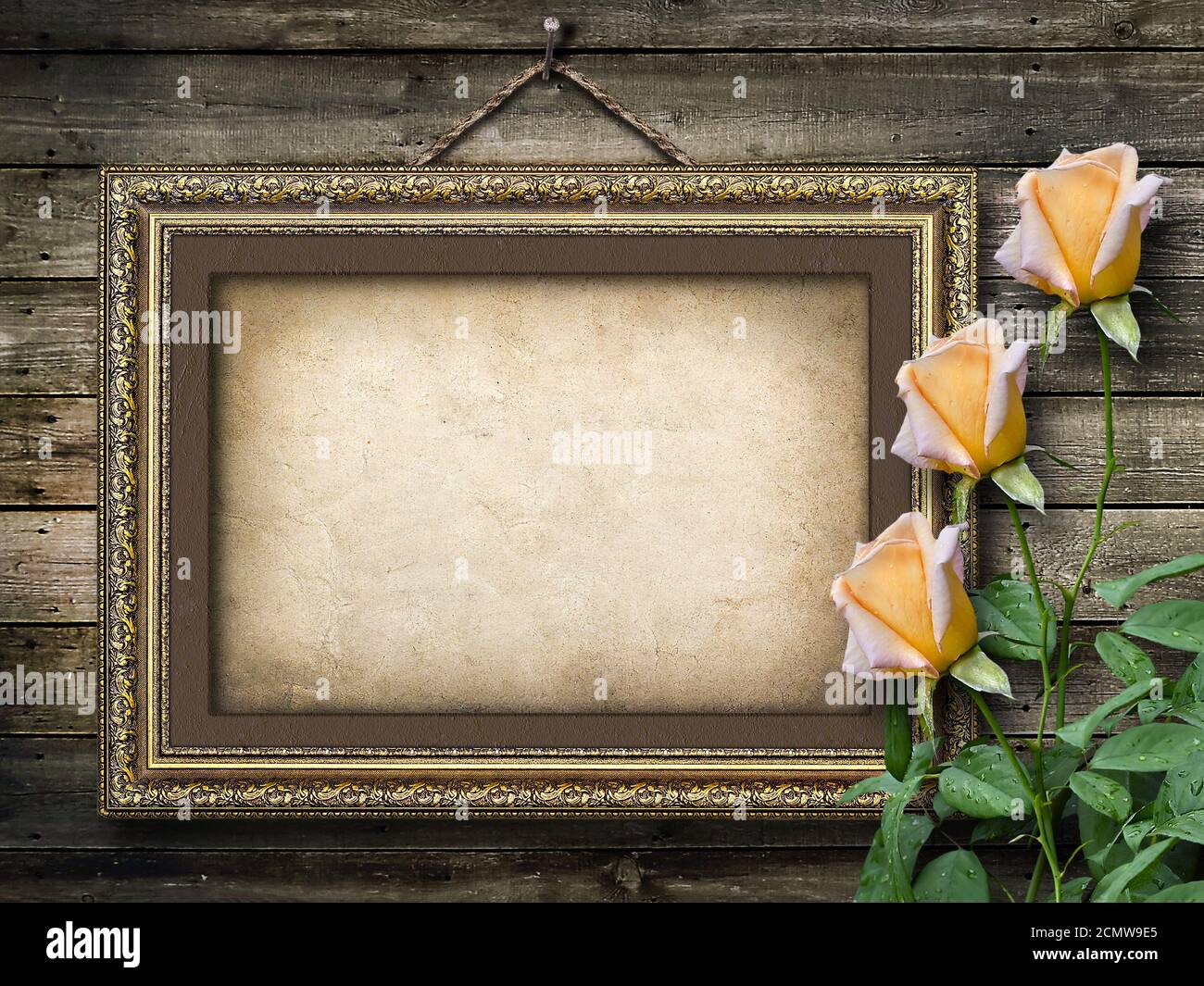 Il vecchio telaio vintage per le foto e un bouquet di rose di colore giallo Foto Stock