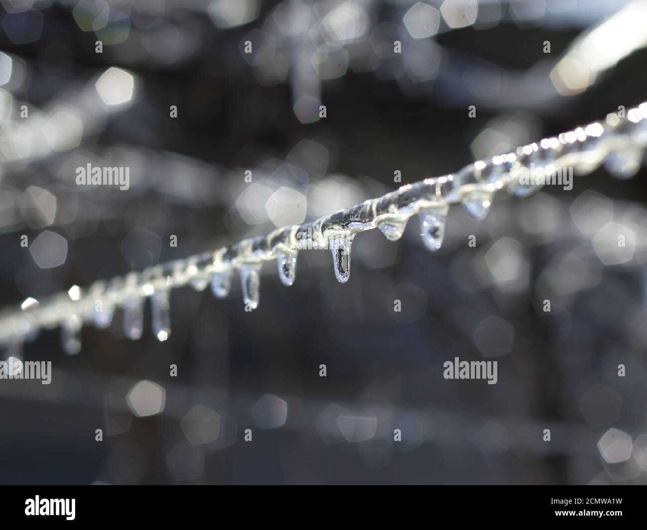 Coperti di ghiaccio con stendibiancheria ghiaccioli closeup Foto Stock
