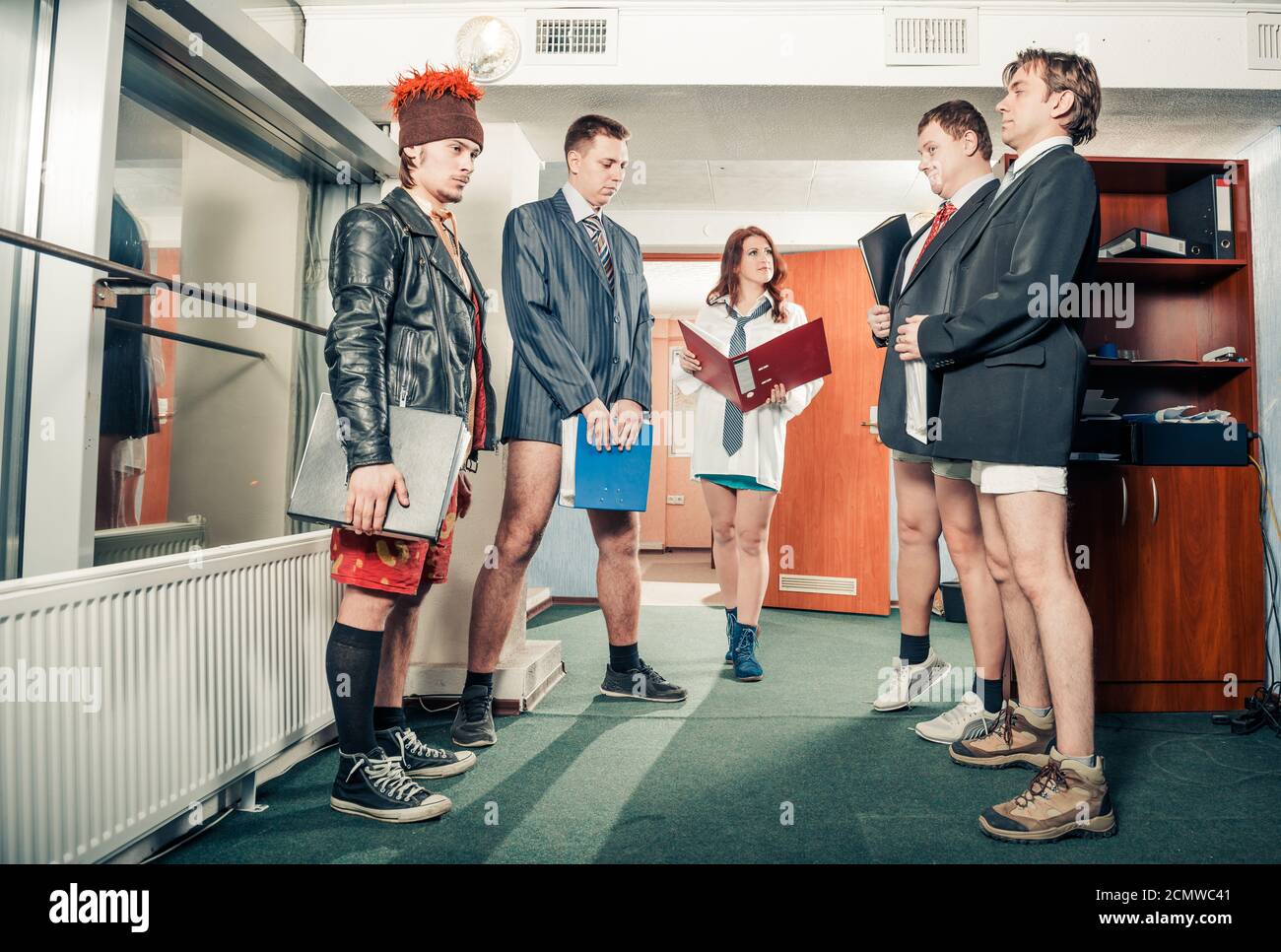 divertenti ritratti da ufficio di persone senza pantaloni Foto Stock