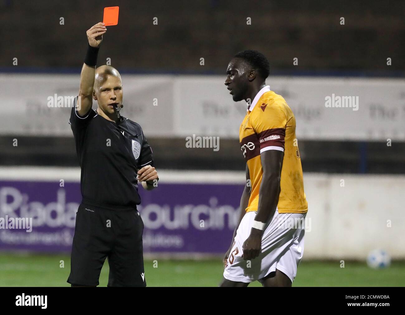 Il Bevis Mugabi di Motherwell viene mostrato come una carta rossa dopo aver fouling Eoin Bradley di Colraine, con conseguente penalità durante la UEFA Europa League, seconda partita di Qualifiche al Colraine Football Club di Colraine. Foto Stock