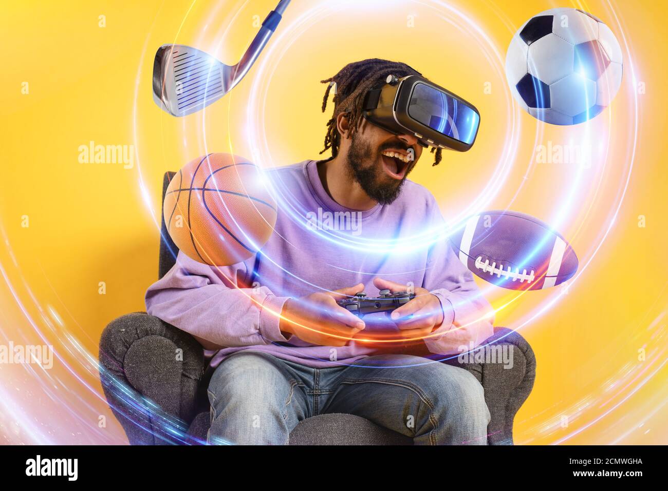 Un uomo con occhiali VR gioca con un videogioco virtuale Foto Stock