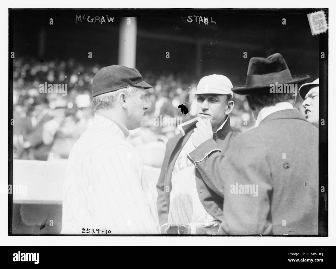 John McGraw (New York NL) a sinistra, parlando di Jake Stahl (Boston AL) prima di una partita del 1912 World Series presso il Polo Grounds, NY, ottobre 1912 (baseball) Foto Stock