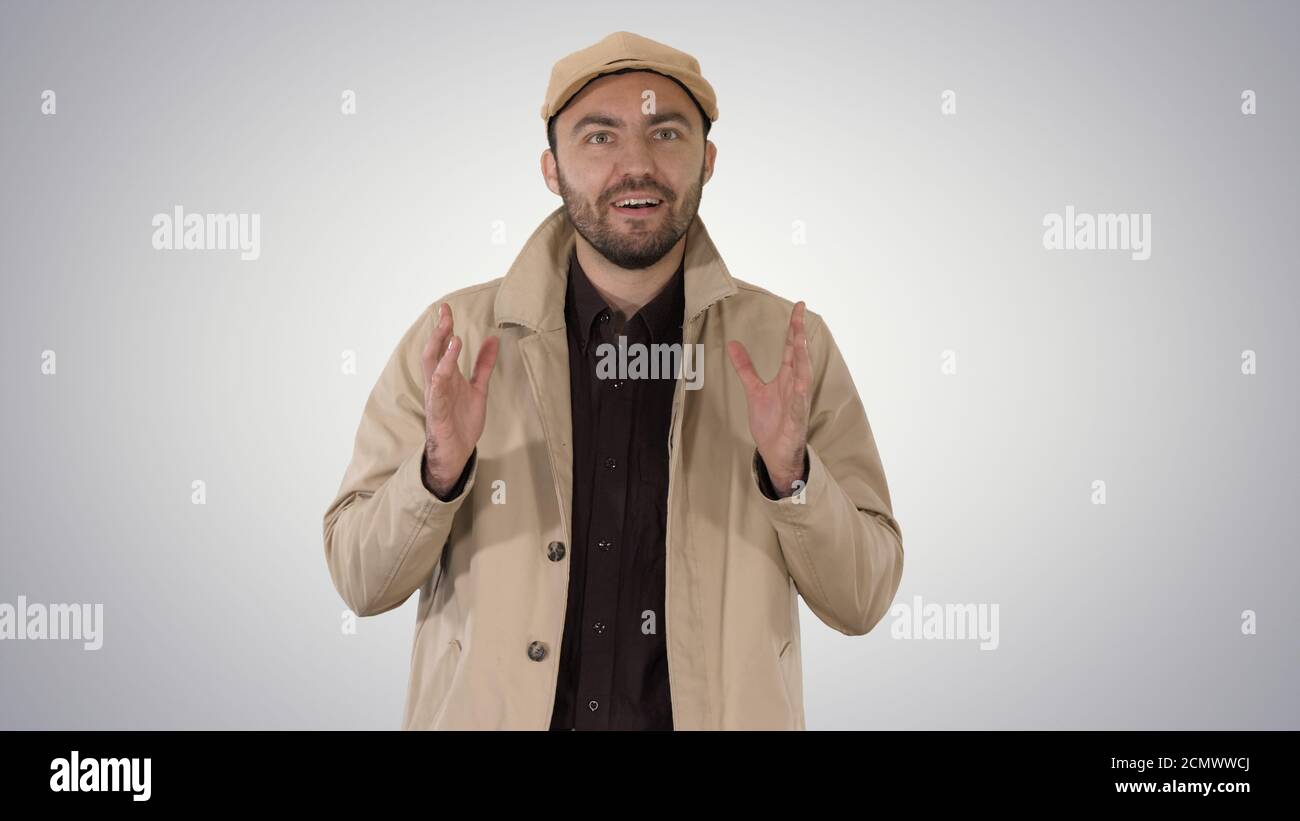 Bell'uomo giovane pensieroso ha un'idea meravigliosa su gradiente b Foto Stock