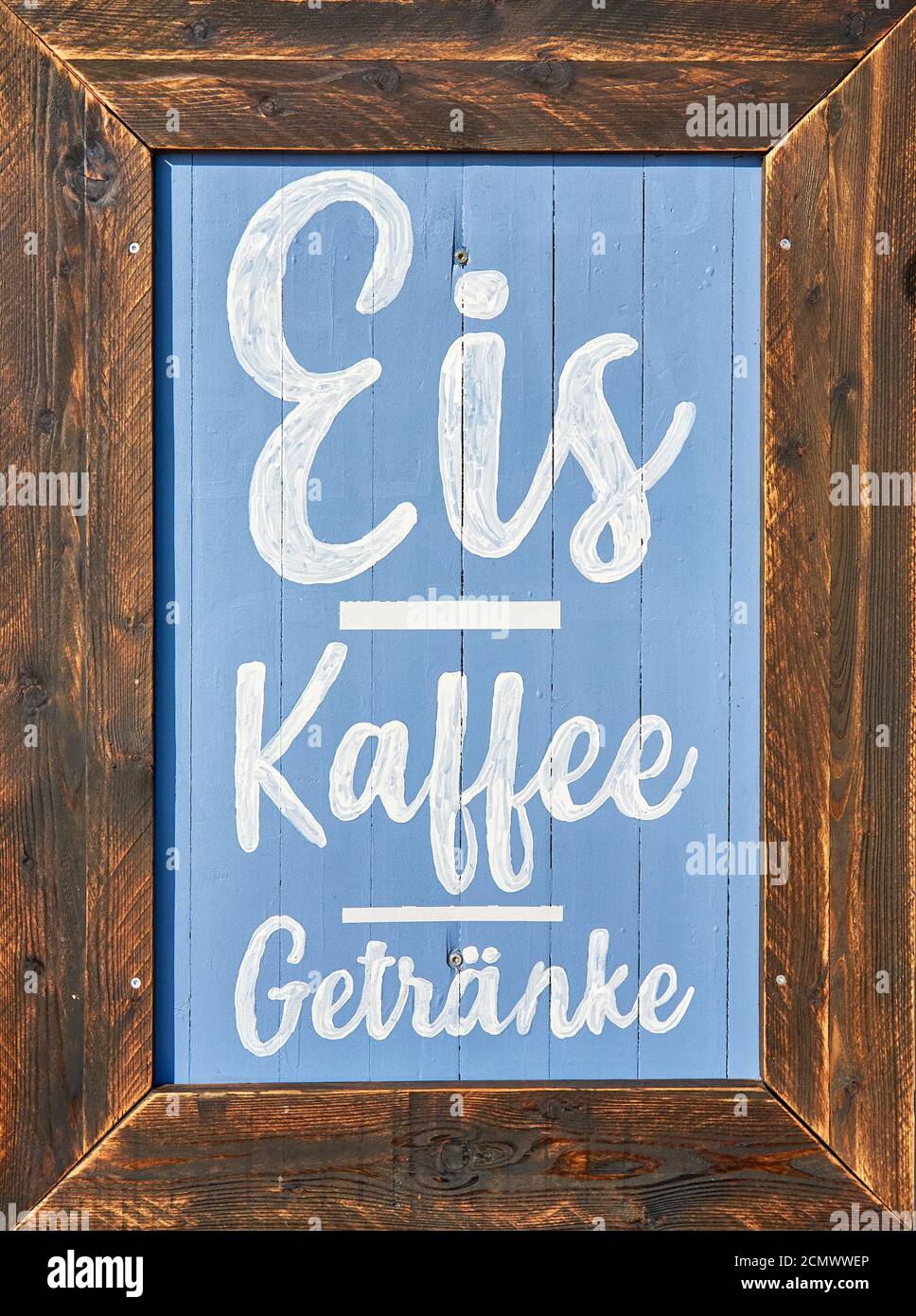 Cartello ristorante in legno con offerte. Lettera con Kaffee EIS Getränke significa caffè bevande ghiacciate. Foto Stock