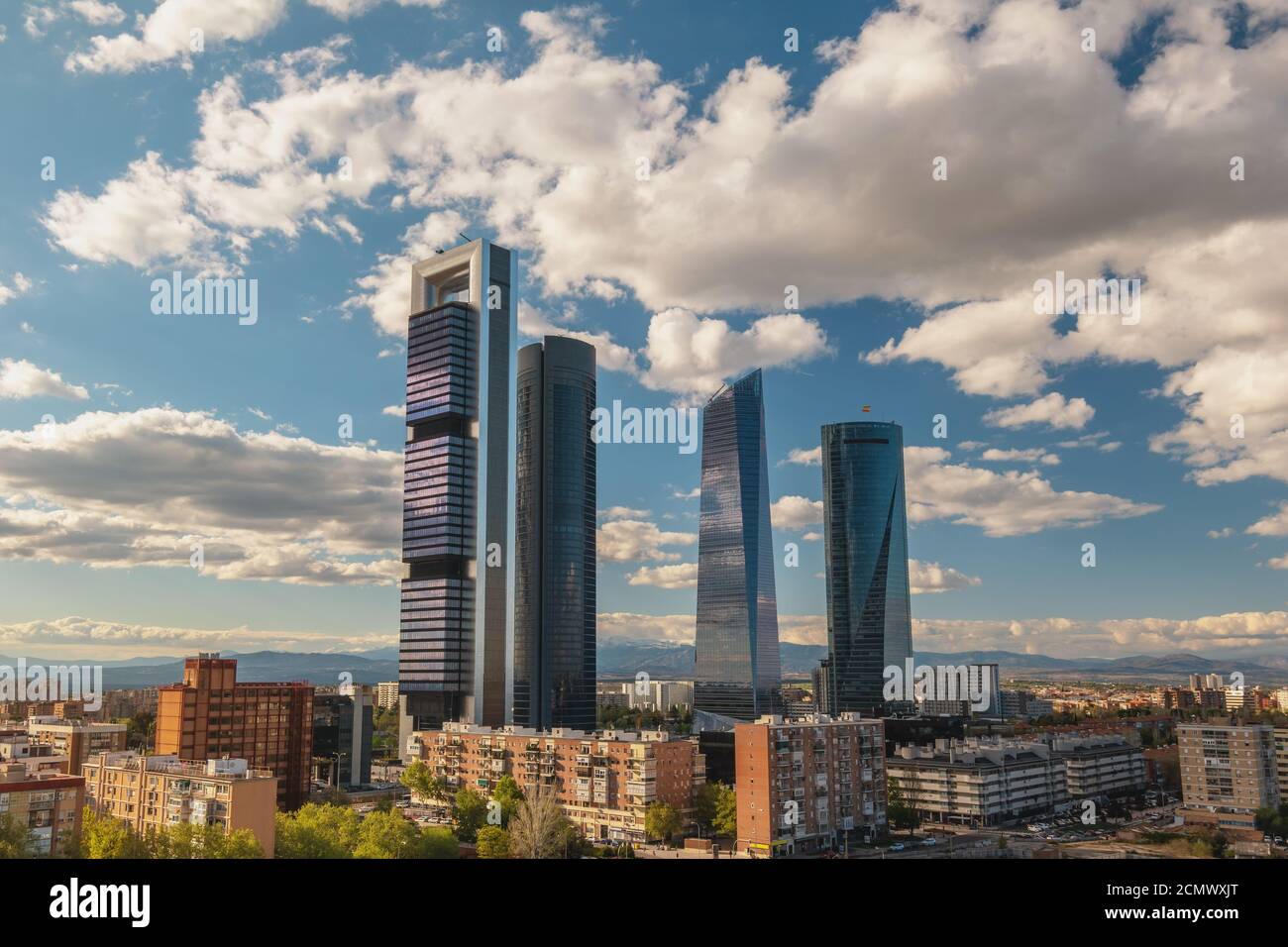 Madrid Spagna, tramonto skyline della città al quartiere finanziario centrale con quattro torri Foto Stock