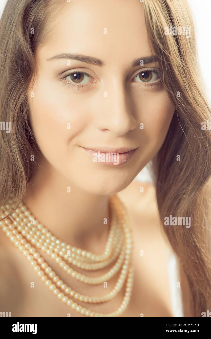 Giovane donna brunetto ritratto con emozioni espressive Foto Stock