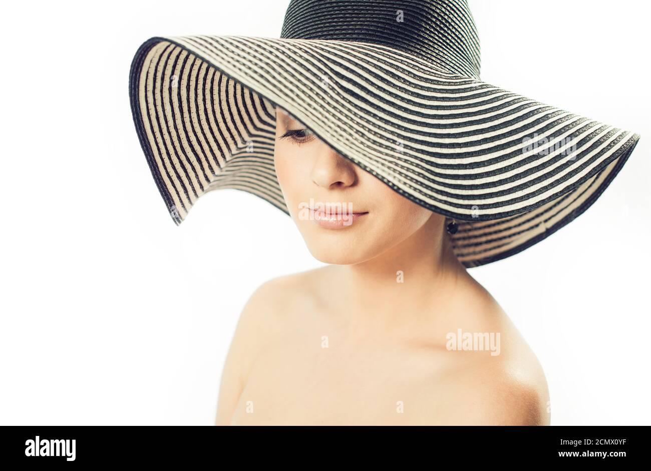 Giovane donna brunetto ritratto in cappello con emozioni espressive Foto Stock