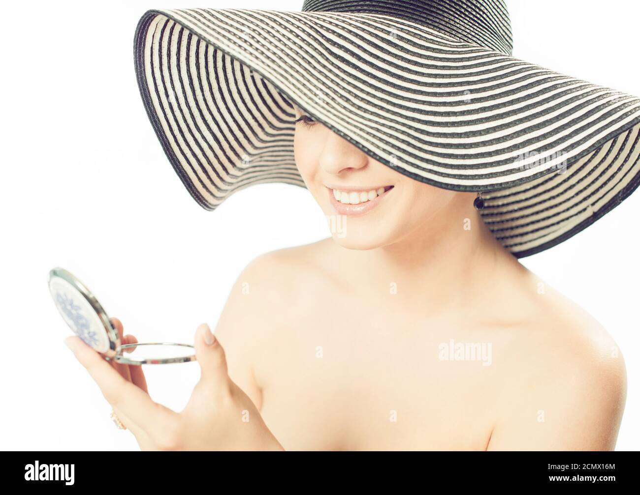 Giovane donna brunetto ritratto in cappello con emozioni espressive Foto Stock