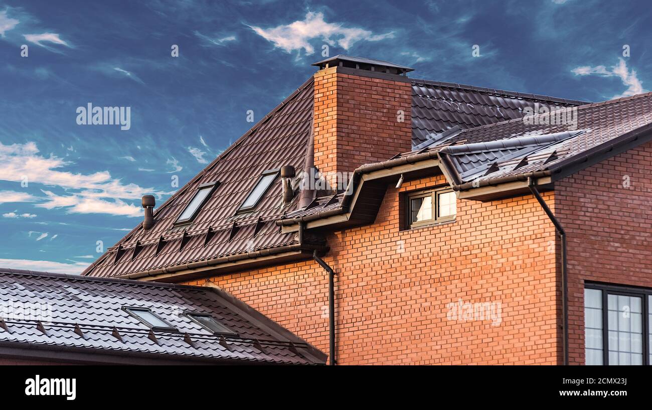 Casa con un tetto a due spioventi finestra Foto Stock
