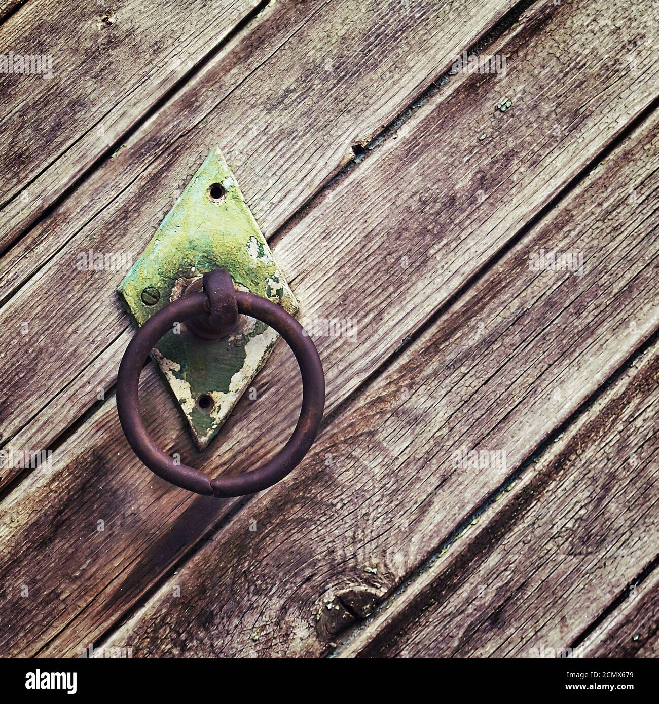 Vintage ferro circolare masaneta sulla porta del vecchio listoni in legno Foto Stock