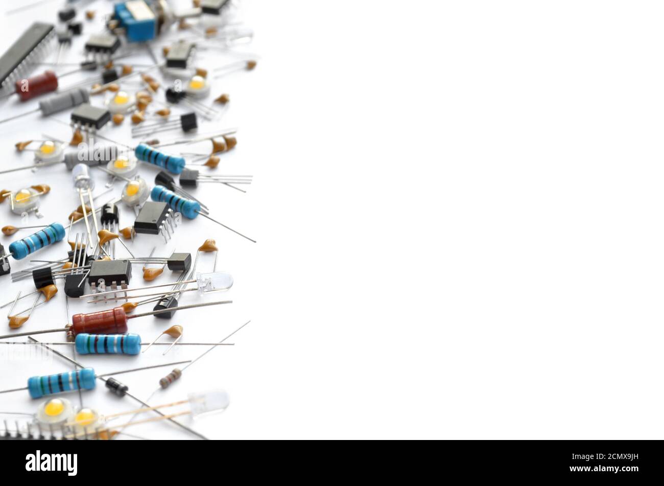 Diversi componenti elettronici su sfondo bianco con spazio di copia. Messa a fuoco selettiva Foto Stock