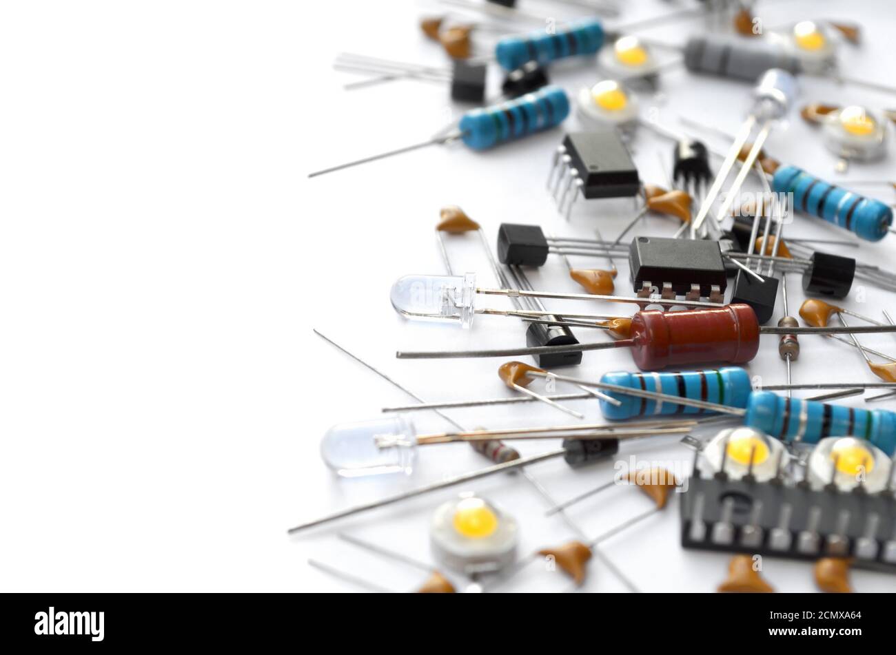 Vari componenti elettronici su sfondo bianco con spazio di copia. Primo piano, messa a fuoco selettiva Foto Stock